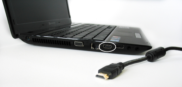 Un ordenador portatil con conexión HDMI